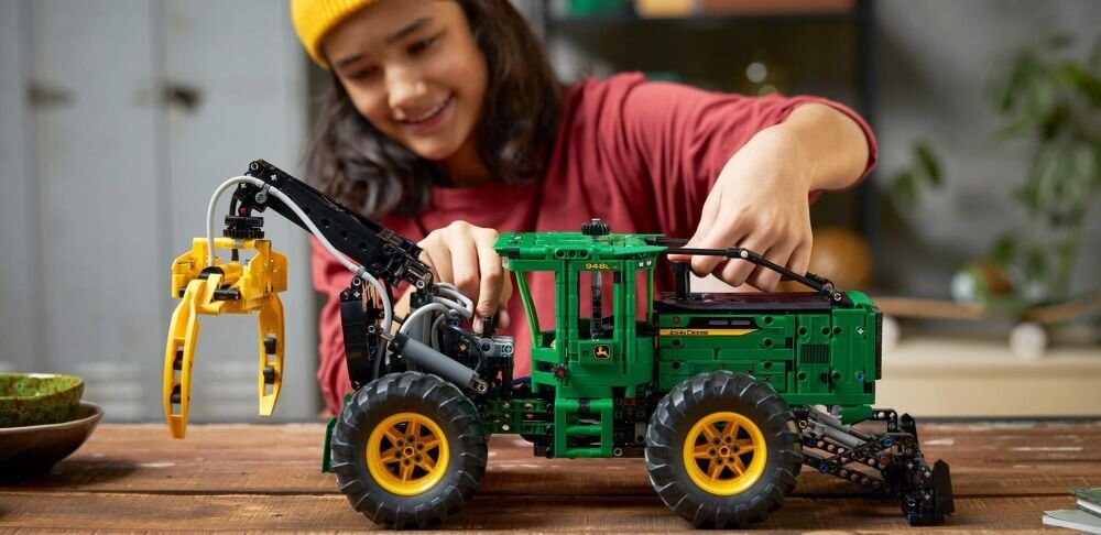 LEGO Technic Ciągnik zrywkowy John Deere 948L-II 42157 klocki elementy zabawa łączenie figurki akcesoria figurka zestaw