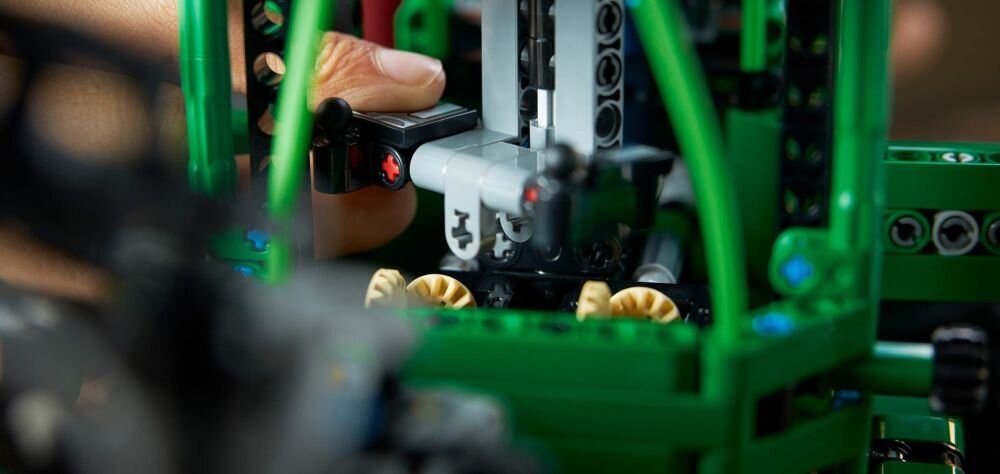 LEGO Technic Ciągnik zrywkowy John Deere 948L-II 42157 klocki elementy zabawa łączenie figurki akcesoria figurka zestaw